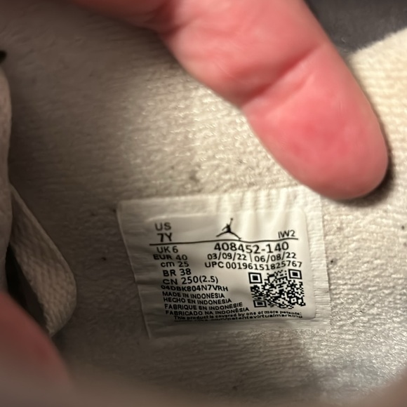 Jordan 4 Retro Midnight Blue. Size 7. Limited supply, high demand. - Picture 7 of 7